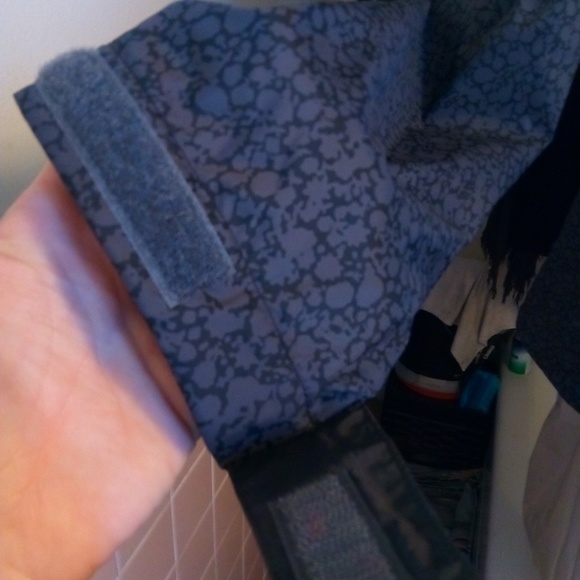 COLUMBIA (L) Packable Rain Jacket - Picture 6 of 7